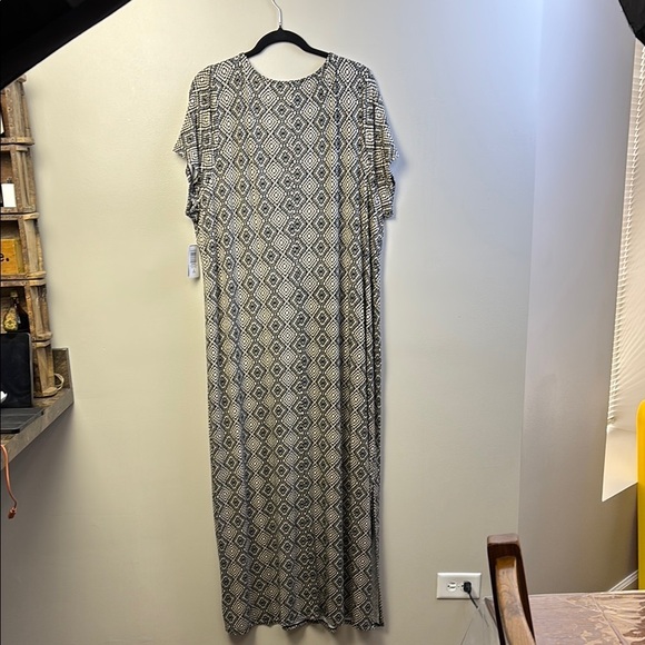 Torrid Black and White Dolman Sleeve Maxi Dress - Picture 2 of 6